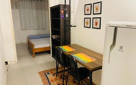 STUDIO COMPLETO na praia de COPACABANA, perto Ipanema Gal Osório, com ar, wifi, netflix, até 3 pessoas, pauloangerami SF138